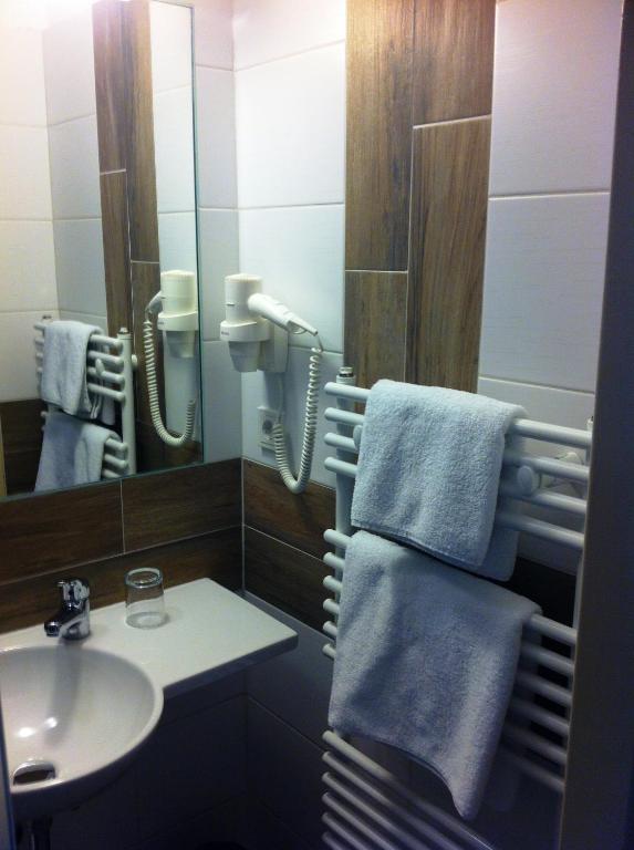 Hotel Stadt Hamburg Am Fluss ساربروكن الغرفة الصورة